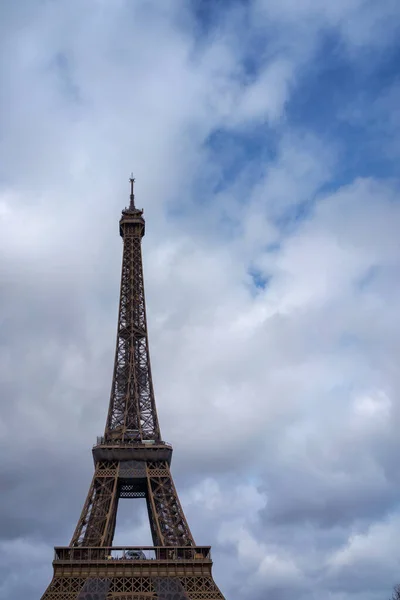 Eiffelturm Vor Wolkenlosem Blauen Himmel Mit Kopierraum — Stockfoto