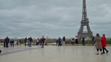 Trocadero Meydanı (Place du Trocadero) baharda Eyfel Kulesi 'ne doğru ünlü manzaralı. Paris, Fransa. 25 Mart 2023.