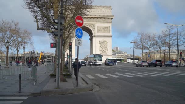 Trafic Sur Les Champs Élysées Matin Côté Arc Triomphe Paris — Video