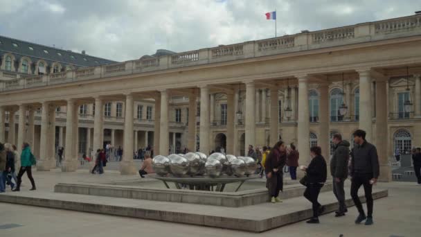 Палац Роял Париж Франція Подвір Пошани Фонтаном Сфер Березня 2023 — стокове відео