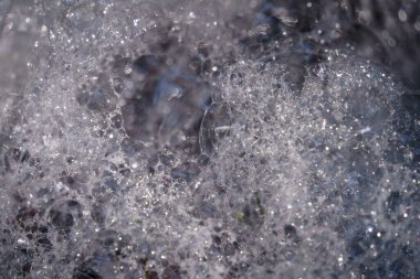 Küçük bir orman nehrindeki hava kabarcıklarını kapatın.