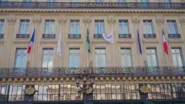 Paris, Fransa 'daki Place de l' Opra 'da bulunan Cafe de la Paix restoranı. 25 Mart 2023.