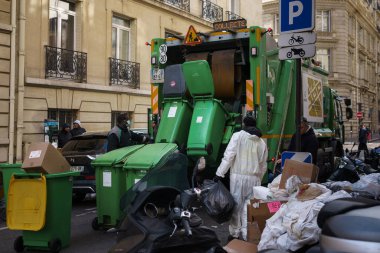 Çöpçüler Paris sokaklarında çöp topluyor. 25 Mart 2023.