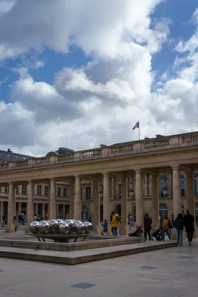 法国巴黎皇家宫的荣誉院落与人们在一起 2023年3月25日 — 图库照片