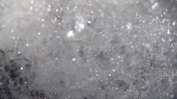 Воздушные Пузырьки Образующиеся Маленькой Реке Лесу Закрываются — стоковое видео