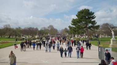 Tuileries Garden Paris, Fransa ilkbaharda. Ana caddede yürüyen insanlar. 25 Mart 2023.