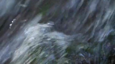 Doğadaki su akıntısı, yakınlaş.