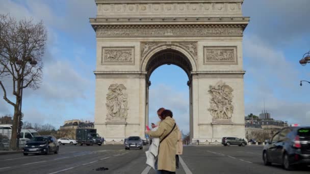 Turyści Fotografujący Łuk Triumfalny Avenue Des Champs Elysees Paryż Francja — Wideo stockowe