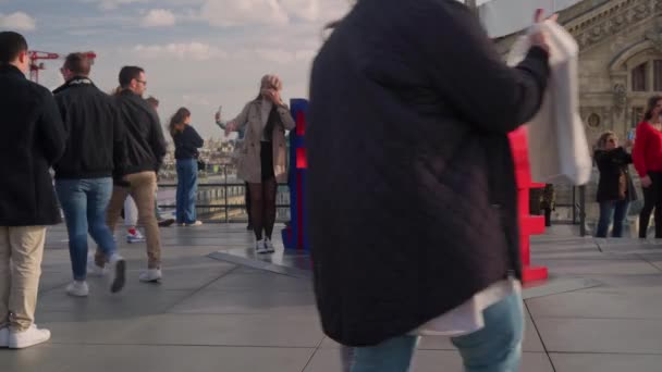 游客们在Galeries Lafayette的屋顶阳台上拍照 2023年3月25日 — 图库视频影像