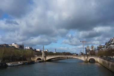 Pont de la Tournelle köprüsü Paris, Fransa 'daki Seine nehri üzerinde.