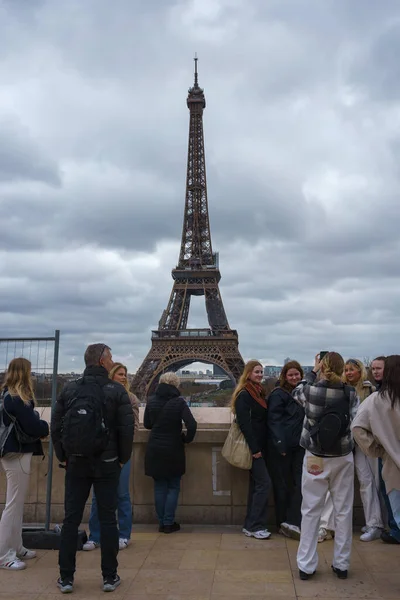 Trocadero Meydanı Ndaki Eyfel Kulesi Nin Fotoğraflarını Çeken Turistler Place — Stok fotoğraf