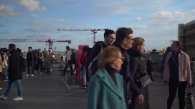 Galeriler Lafayette 'in çatı katındaki insanlar Paris, Fransa manzarasına hayran kaldılar. 25 Mart 2023.