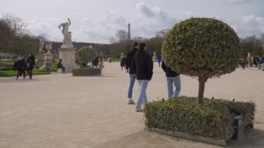 İnsanlar baharda Tuileries Garden 'da vakit geçiriyorlar. Paris, Fransa. 25 Mart 2023.