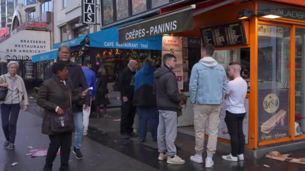 Oamenii Așteaptă Mănâncă Afara Creperie Din Paris Franța Martie 2023 — Videoclip de stoc