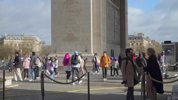 Turyści Uczniowie Pod Łukiem Triumfalnym Paryż Francja Marca 2023 — Wideo stockowe