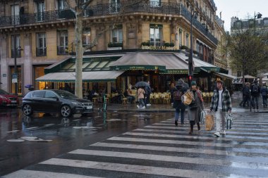 Le Deux Magots restoranı ve Fransa, Paris 'te Saint Germain bulvarında yaya geçidi. 24 Mart 2023.