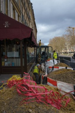 Fransa, Paris 'teki La Tour d' Argent restoranının önündeki yol çalışması. 24 Mart 2023.