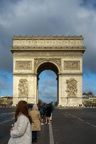 Touristen Auf Den Champs Elysees Vor Dem Triumphbogen Paris Frankreich — Stockfoto