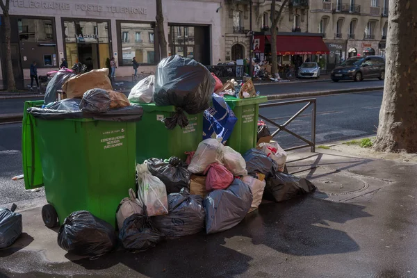 Cubos Basura Desbordantes Calle París Francia Durante Huelga Reforma Pensiones — Foto de Stock