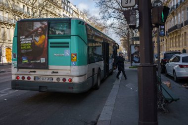 Paris, Fransa 'dan kalkan yolcu. 25 Mart 2023.
