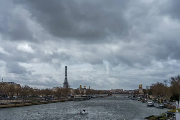 Oblačno Jarní Pohled Řeku Seinu Most Pont Alexandre Iii Eiffelovu — Stock fotografie