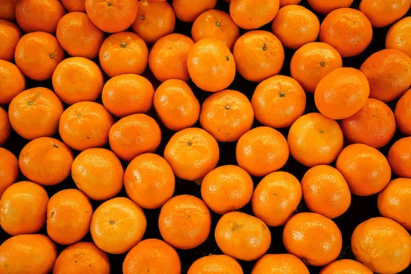 Piyasada Siyah Yüzey Üzerine Mandarin Portakalları — Stok fotoğraf