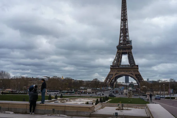 Turyści Trocadero Gardens Jardins Trocadero Pochmurny Dzień Wieżą Eiffla Paryż — Zdjęcie stockowe