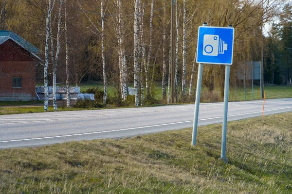Trafikskylt För Blå Fartkamera Landsbygden Finland Royaltyfria Stockfoton