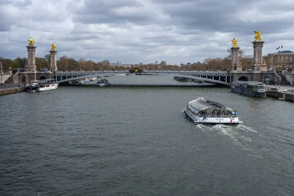 Łódź Wycieczkowa Zbliża Się Mostu Pont Alexandre Iii Paryżu Francja — Zdjęcie stockowe