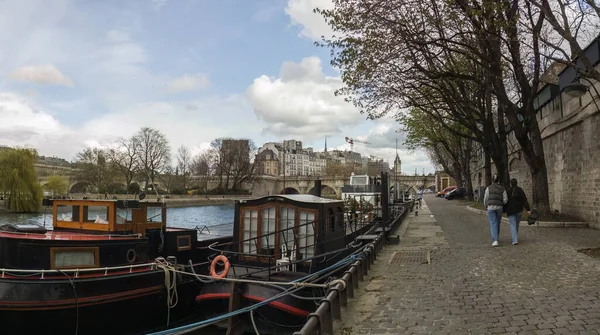 Панорама Пришвартованих Човнів Людей Йдуть Уздовж Берегів Річки Сена Париж — стокове фото