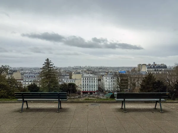Dois Bancos Parque Uma Vista Sobre Paris Montmartre — Fotografia de Stock