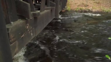 Leivonmki Ulusal Parkı 'ndaki ahşap köprünün altından akan nehir, Joutsa, Finlandiya. 