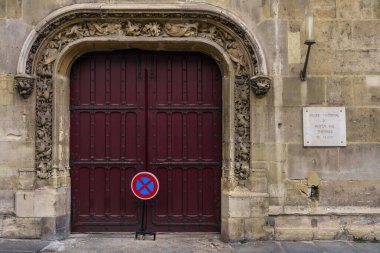 Cluny Müzesi 'nin ortaçağ kapısı. Durma işareti yok. Paris, Fransa.