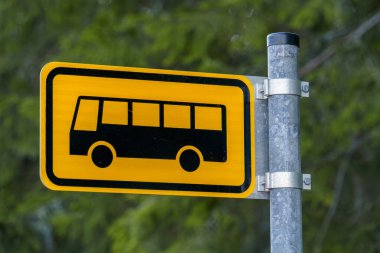 Finlandiya 'da yeşil arka planlı sarı otobüs durağı tabelası.