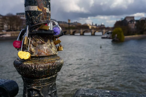 Kärlek Låser Lyktstolpe Paris Frankrike Med Floden Seine Bakgrunden Våren — Stockfoto