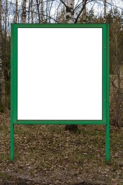 Κενή Λευκή Πινακίδα Πράσινο Πλαίσιο Και Φύση Στο Παρασκήνιο — Φωτογραφία Αρχείου
