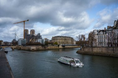 24 Mart 2023 'te Seine nehri ve turistik tur teknesi. Paris, Fransa.