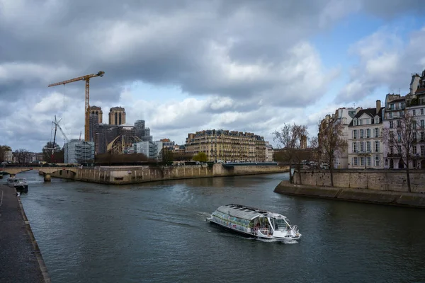Río Sena Primavera Con Barco Turístico Marzo 2023 París Francia — Foto de Stock