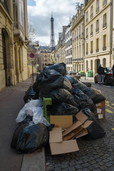 Pilha Lixo Rua Paris França Com Torre Eiffel Segundo Plano — Fotografia de Stock