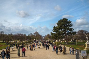 Jardin des Tuileries (Tuileries Garden) Fransa 'nın başkenti Paris' te bir bahar günü insanlarla doludur. 25 Mart 2023.