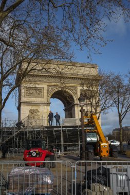 Fransa 'nın başkenti Paris' teki Zafer Takı 'nın önünde inşaat çalışmaları var. 25 Mart 2023.