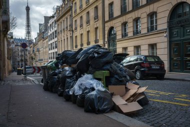 Paris, Fransa 'da sokakta bir yığın çöp torbası. 25 Mart 2023.