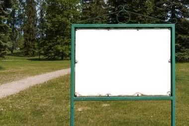 Kamu parkında antika metalik çerçeveli boş beyaz tabela