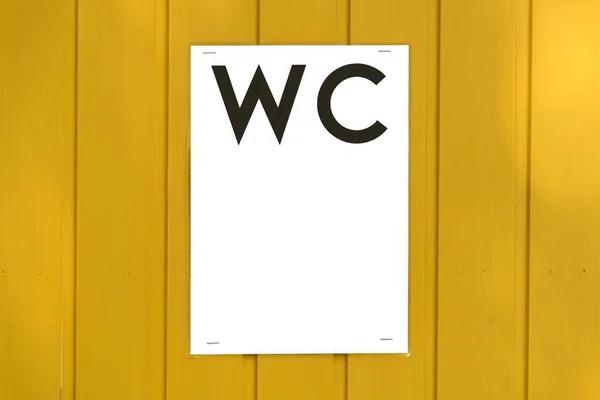 Laminiertes Schild Die Gelbe Holztür Geheftet Nahaufnahme Mit Kopierraum — Stockfoto