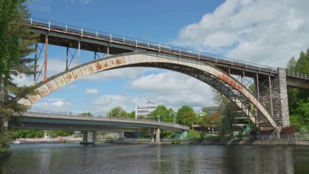フィンランドのハイノーラで川を渡る鉄道橋 2023年6月3日 — ストック動画