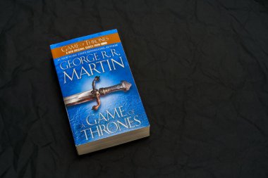 Karanlık yüzeyde George R. R. Martin 'den Taht Oyunları. Lahti, Finlandiya. 18 Haziran 2023.