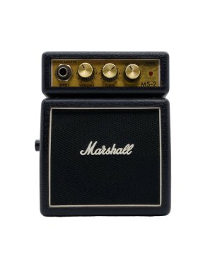 Marshall MS-2, Gitar için pille çalışan mikro amfi. Beyaz arkaplanda izole.