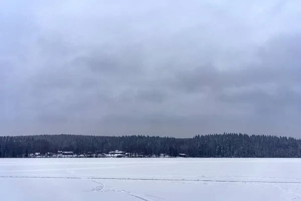 Gefrorene Seenlandschaft Mit Wolkenverhangenem Himmel Von Lahti Finnland Winter — Stockfoto
