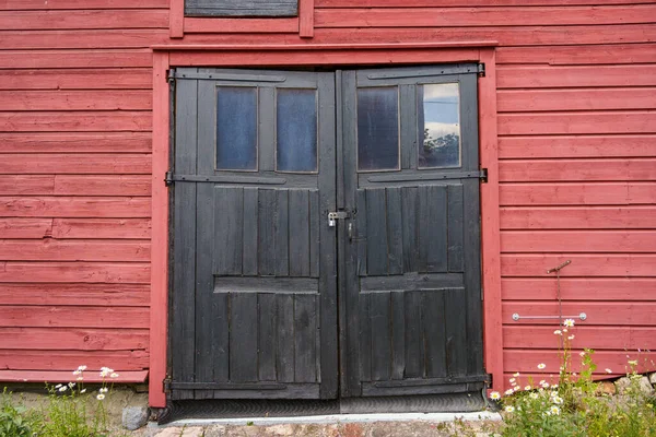 Viejas Puertas Dobles Madera Negra Edificio Histórico Porvoo Finlandia —  Fotos de Stock