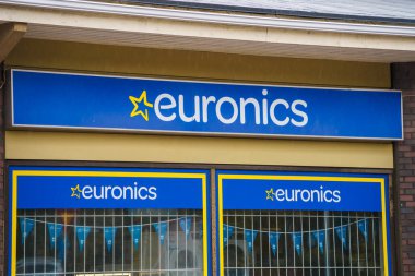 Euronics elektrik perakendecisi logosu ve Finlandiya 'nın dışında bir mağaza. 29 Temmuz 2023.